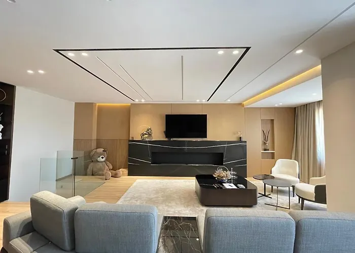 Luxury Lake View Duplex With Indoor Fireplace